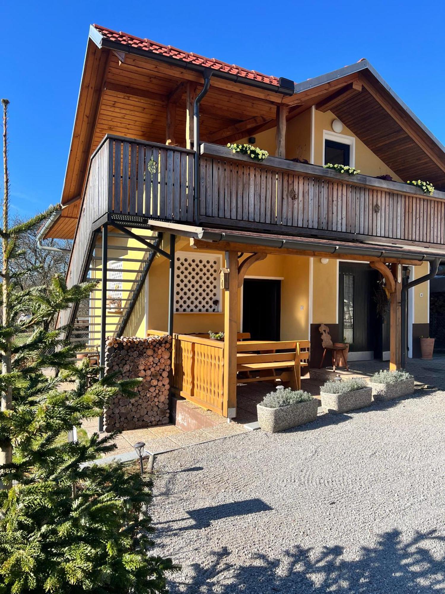 Beewood Apartment Krize Bagian luar foto